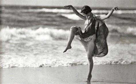 Fotografia in bianco e nero di Isadora Duncan in una posa di danza espressiva