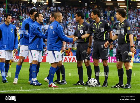 giocatori di calcio che si stringono la mano