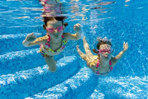Bambini che nuotano in una piscina