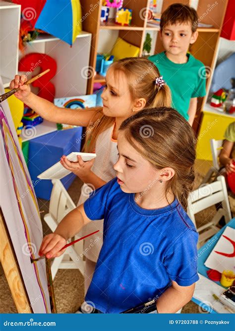 bambini che dipingono con le mani