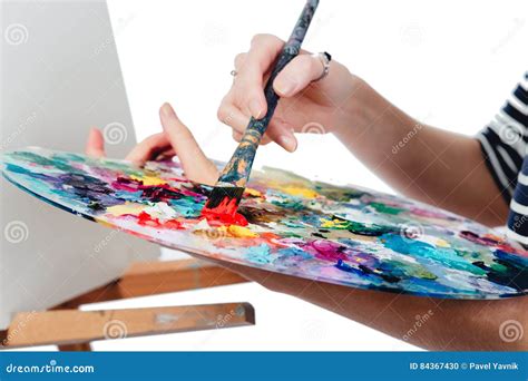 ragazza che dipinge con espressione concentrata