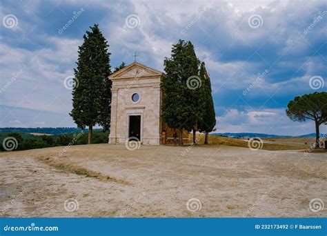 Paesaggio toscano con cipressi
