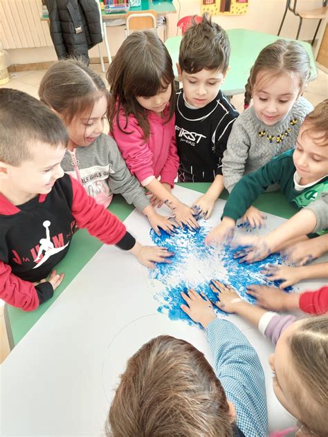Bambini che svolgono attività in classe