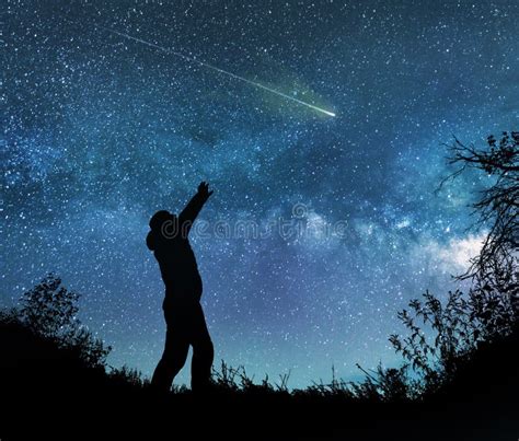 persona che guarda il cielo con espressione pensierosa