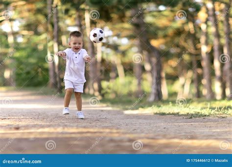 Bambino che gioca da solo in un parco