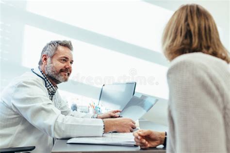 Medico che parla con un giovane paziente