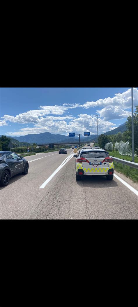 Vista aerea di Paradise City con auto che sfrecciano