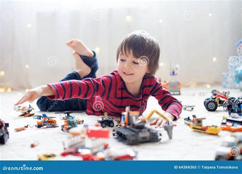 Bambino che gioca con oggetti simbolici