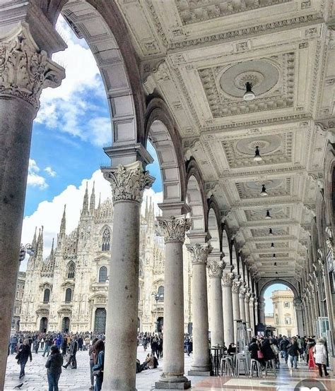 Piazza con portici storici
