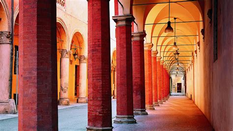 Portici di Bologna con archi in legno