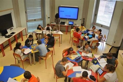 Immagine di un'aula scolastica inclusiva con studenti che collaborano