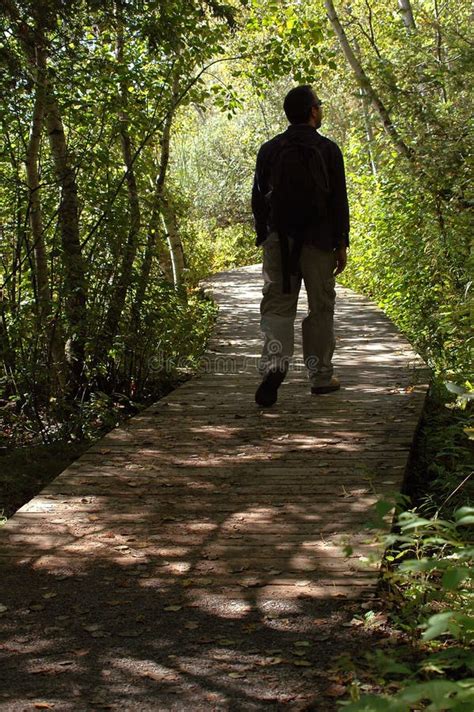 Uomo che cammina velocemente in un parco