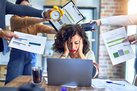 Persone stressate che preparano le valigie