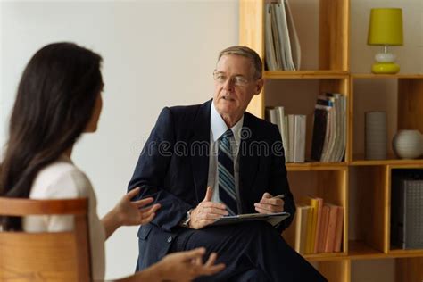 Psicologo che parla con un paziente