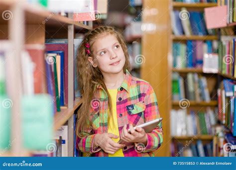 Ragazza che utilizza un tablet con software di lettura
