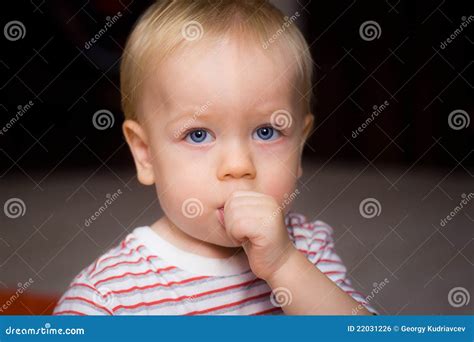 Bambino che succhia il pollice