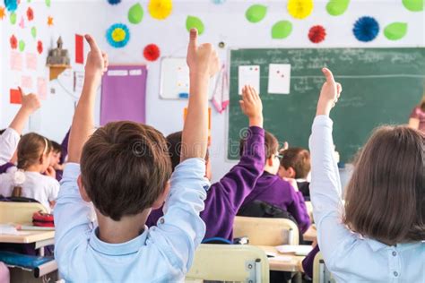 Studenti in classe che partecipano attivamente alla lezione