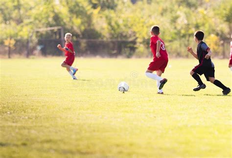 Immagine di giocatori di calcio che si infortunano sul campo