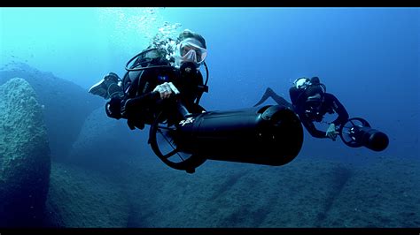 subacqueo ansioso che guarda la sua attrezzatura