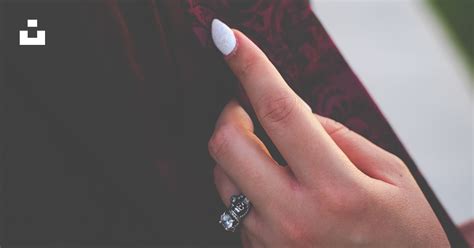 Donna che indossa un anello sull'indice