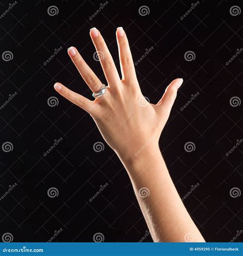 Mano con anello sul pollice