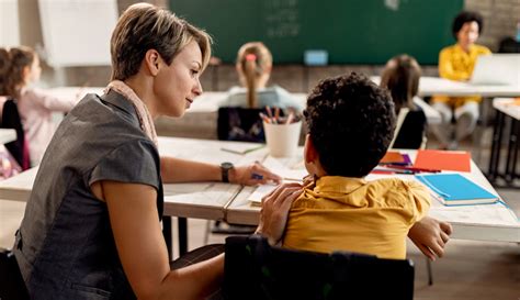 Docente che aiuta uno studente con ADHD