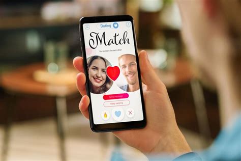 Una persona che scorre un'app di incontri sul telefono