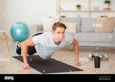 Ragazzo che fa esercizi motori