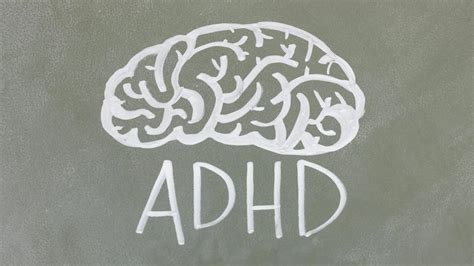 Adulto con ADHD che organizza la scrivania