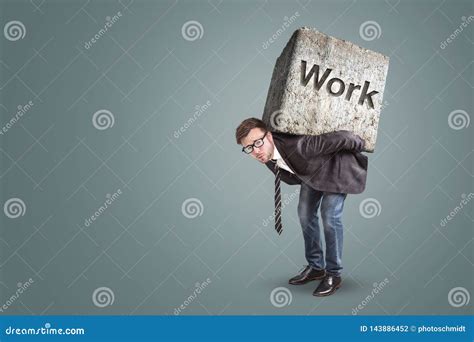 Immagine concettuale di una persona esaurita o sopraffatta da un carico di lavoro