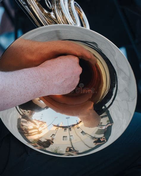 Una persona anziana che suona uno strumento musicale durante una sessione di musicoterapia