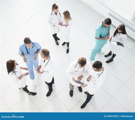 Professionisti della salute che discutono di sonno