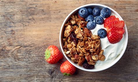 una ciotola di yogurt con frutta fresca e granola