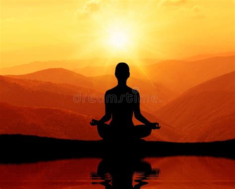 persona che medita in posizione yoga