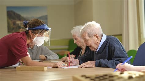 Anziani che partecipano a un'attività di stimolazione cognitiva di gruppo