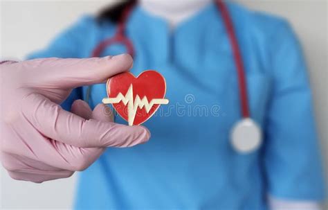 Illustrazione di un professionista sanitario esausto