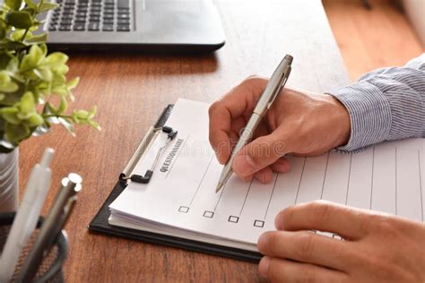 persona che compila un questionario