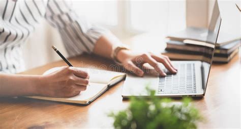 Persone anziane che scrivono in un quaderno