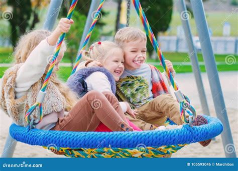 Bambini che giocano liberamente in un parco