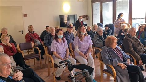 anziani in un centro diurno che partecipano a un'attività ricreativa