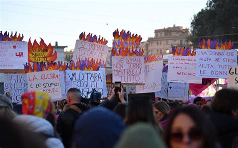 Manifestazione con cartelloni e slogan