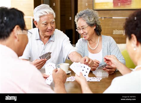 persone anziane che giocano a carte
