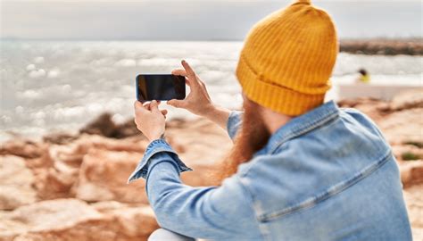 una persona che si guarda riflessa in uno smartphone