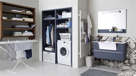 Interno di una lavanderia moderna con lavatrice e asciugatrice ben posizionate