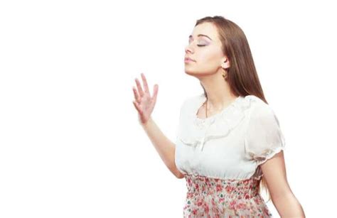 ragazza che percepisce un odore strano