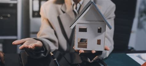 Proprietario di casa che parla con un inquilino