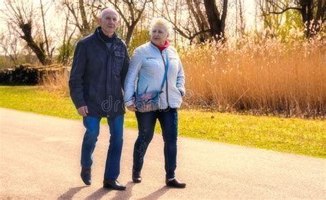 Anziani che camminano