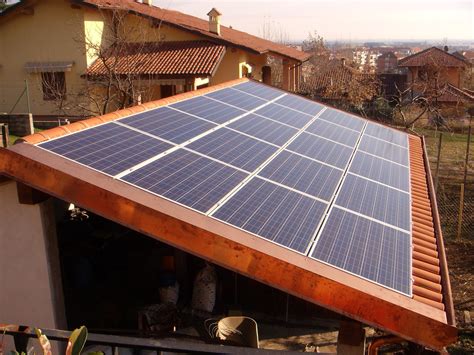 Pannelli solari su un tetto con il sole splendente