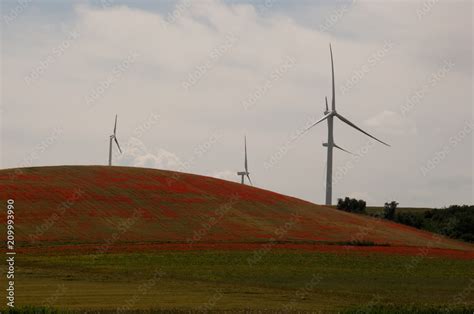 Un campo di turbine eoliche in una giornata ventosa