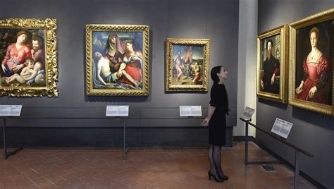Persone che ammirano opere d'arte in un museo